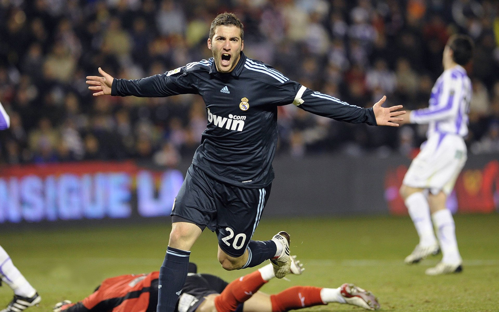 世界城市攀登挑战赛 选手徒手攀爬摩天楼外立面 安全部门全程监控